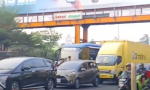 Kecelakaan Beruntun 3 Kendaraan di Jalan Ahmad Yani Bekasi