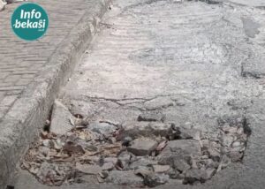 Lubang Bekas Galian di Jalan H Nonon Sonthanie Dikeluhkan Warga Kota Bekasi