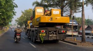 Truk Muatan Alat Berat “Mogok” di Jalan Chairil Anwar Bekasi Timur