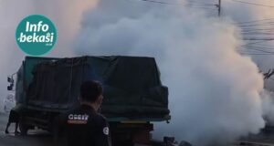 Mobil Truk Mogok dan Keluar Asap Tebal di Perempatan Kalimalang