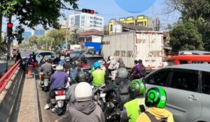 Suhu Panas Menyengat di Bekasi, Pejuang Jalanan Bertahan di Lampu Merah
