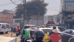 Perbaikan Saluran di Jatimakmur, Lalu Lintas Tersendat Saat Jam Sibuk