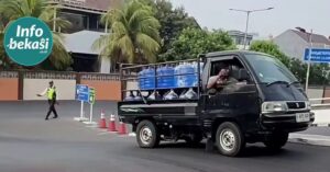 Mobil Muatan Galon Air Tak Kuat Nanjak di Jembatan Lengkung Kalimalang