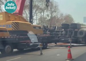 Truk Tangki Bermuatan Bahan Kimia Terguling di Tol Japek KM 35 Cibitung