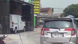 Kabel Menjuntai Jalanan Teluk Buyung Bikin Was-Was Pengguna Jalan