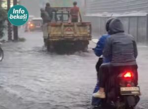 Saluran Air Jebol Hampir 2 Tahun, Hujan Deras Banjiri Jalan Cikunir Raya