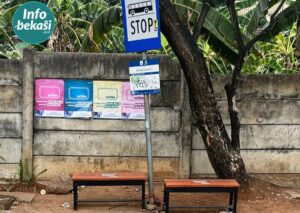 Belum Ada Halte Layak, Penumpang Transjakarta di Cipendawa Andalkan Bangku Sederhana
