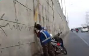 Seorang Pria Diduga Mencongkel Ornamen Besi Underpass Bulak Kapal