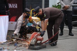 Kejari Kabupaten Bekasi Gandeng Kodim Musnahkan Amunisi Aktif dan Narkoba