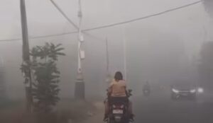 Kabut Asap Bakaran Sampah di Kebalen Ganggu Jarak Pandang  Pengguna Jalan