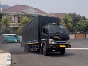 Mobil Truk Kesulitan Menanjak di Jembatan Melengkung Kalimalang