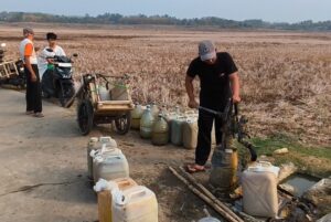 Kekeringan di Desa Medalkrisna, Warga Andalkan Sumur Pompa di Tengah Sawah