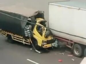 Truk Ringsek di Tol Jatiwarna KM 38, Penyebab Masih Diselidiki Petugas